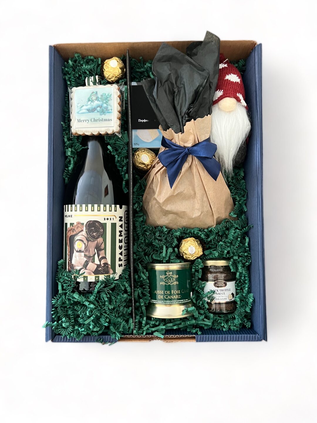 Подаръчна кутия с бутиково вино и деликатеси.