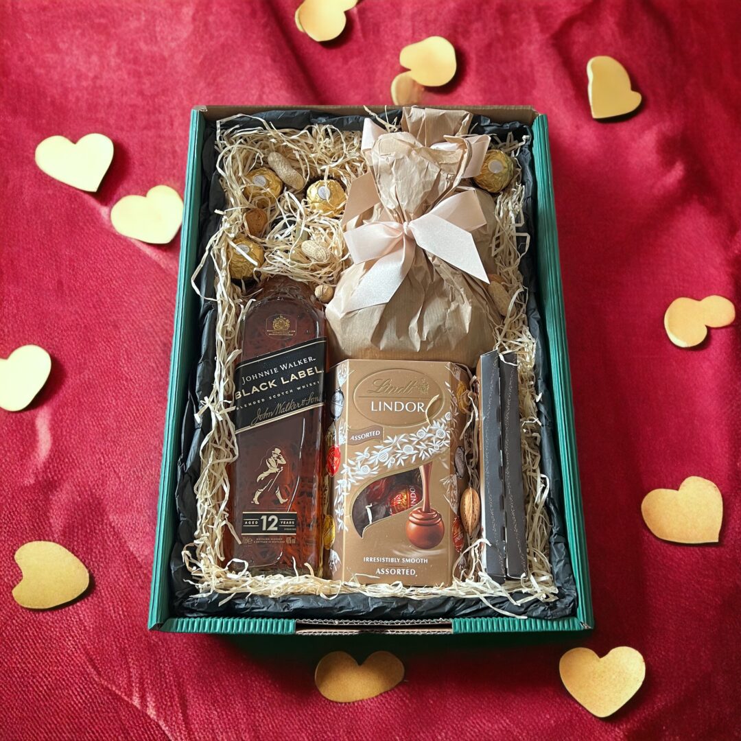 Подаръчна кутия за него, уиски, ядки и шоколад.