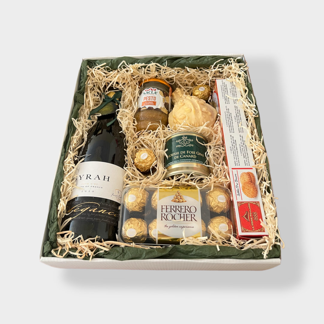 Подаръчна кутия с вино и деликатеси.