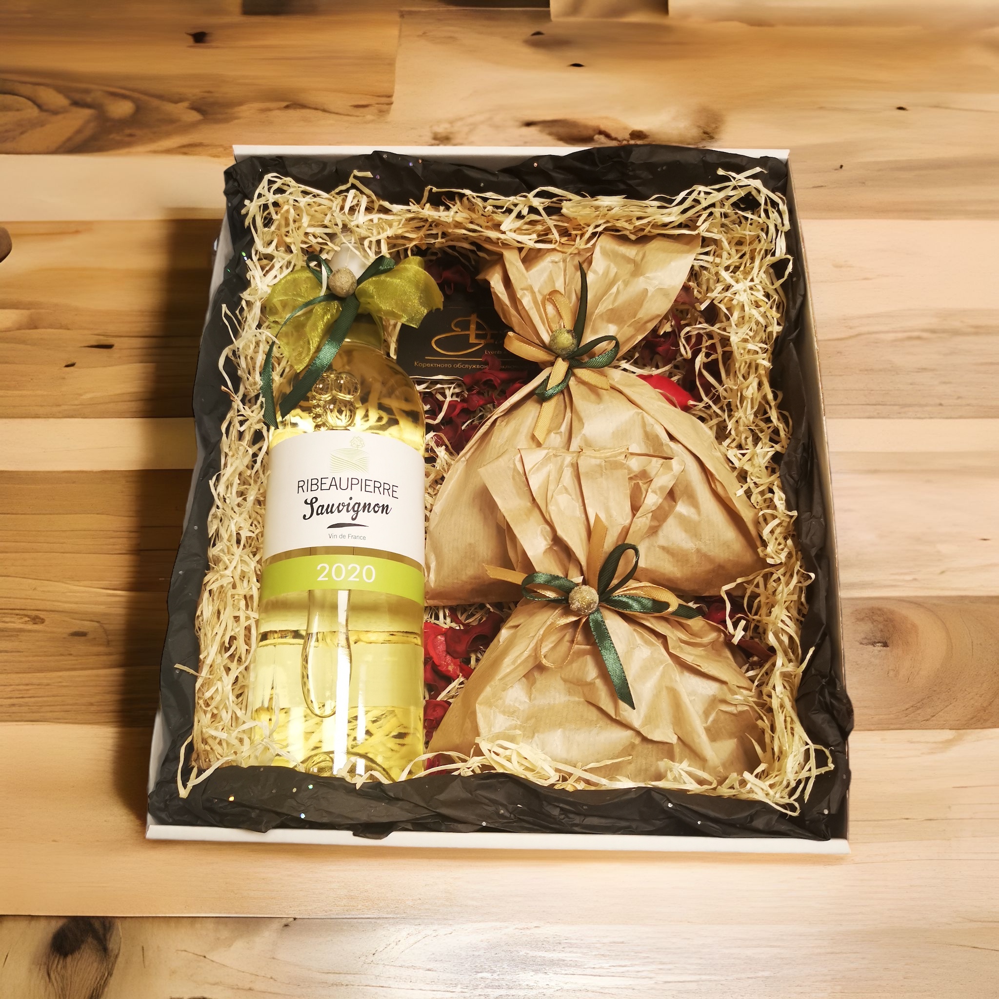 Подаръчна кутия с френско бяло вино и сушени плодове. За Всеки повод.