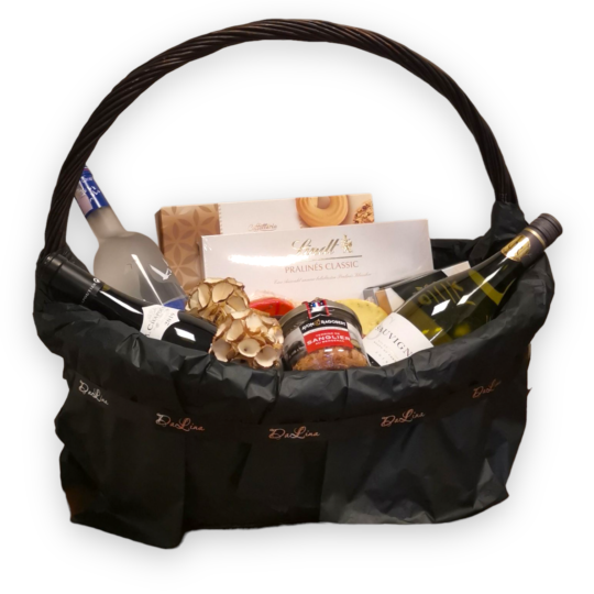 Луксозна подаръчна кошница с вино, водка и деликатеси. За всеки повод.