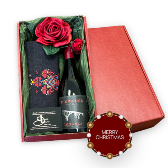 Коледна подаръчна кутия с вино и сувенири