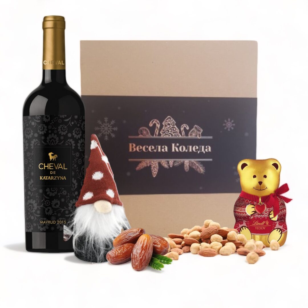 Коледна подаръчна кутия с вино, ядки и шоколад.