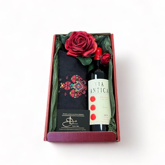 Подаръчна кутия с бутиково червено вино, готварска престилка от деним и сувенири.