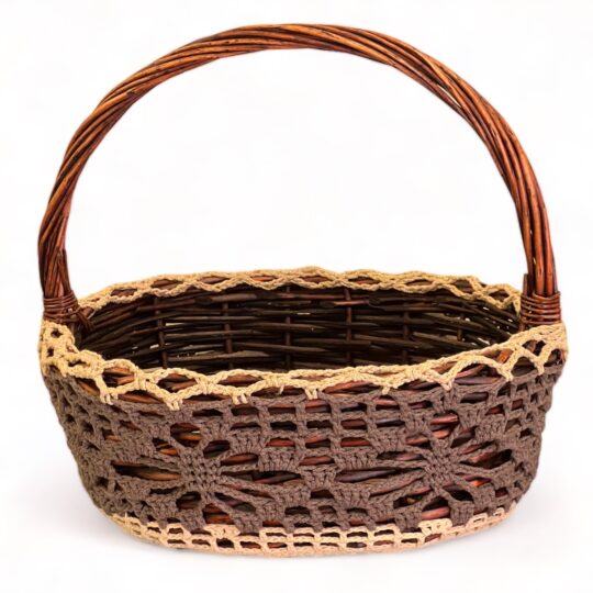 Ръчно декорирана кошница за подаръци с плетка.